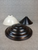 Diverse lampskärmar i plåt.