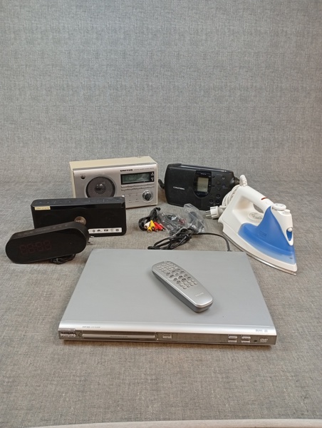 Diverse elektronik. Bl.a Radios, DVD-Spelare, Strykjärn.