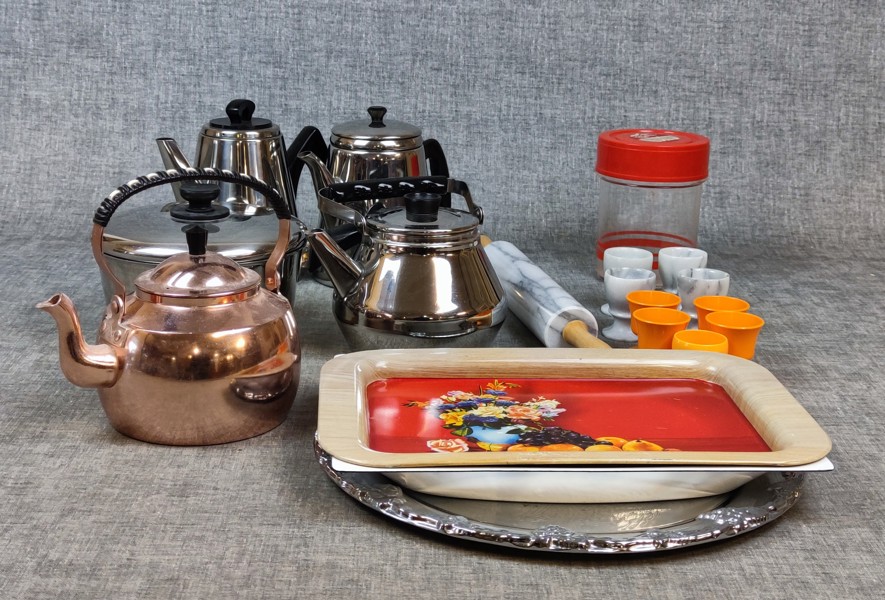 Diverse köksgeråd. Bl.a  kaffekannor m.m.