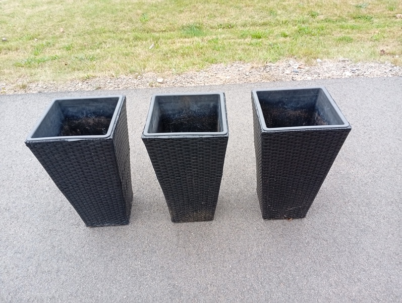 3 Större utekrukor. Konstrotting,