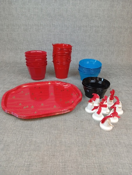 Krukor i plåt & plast & brickor i Plåt & vita plåt klockor.