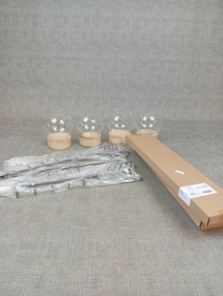 4 Dekorations glas med trähållare &  6 Pilar för upphägning.