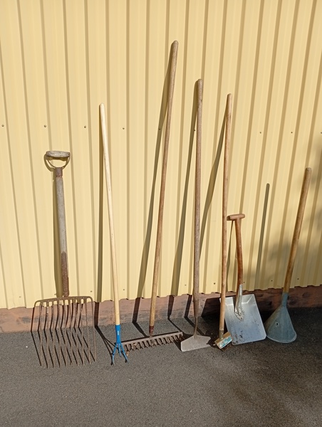 Diverse trädgårds-redskap.