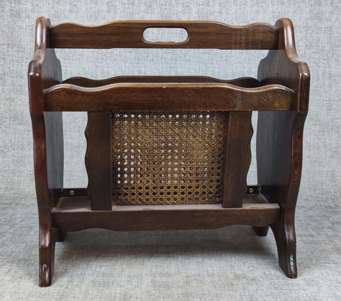 Tidningsställ. Trä & Rotting.