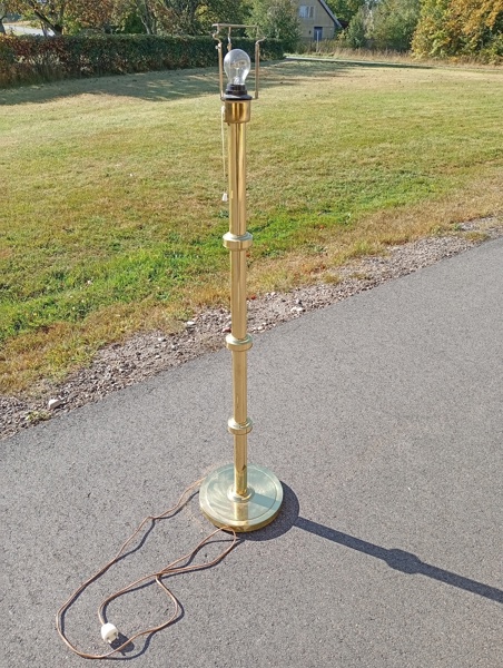 Golvlampa. Guldfärgad.