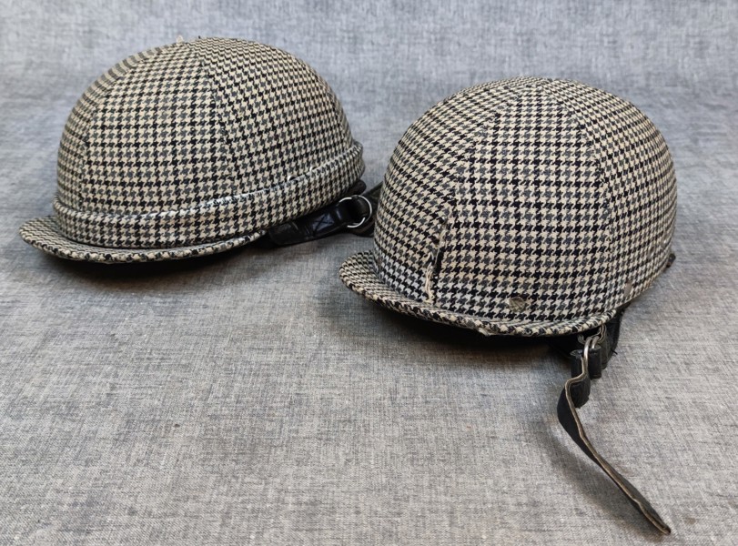 2 Bilhjälmar. Textil/skinn m.m. , Tretorn, Helsingborg, 1968.