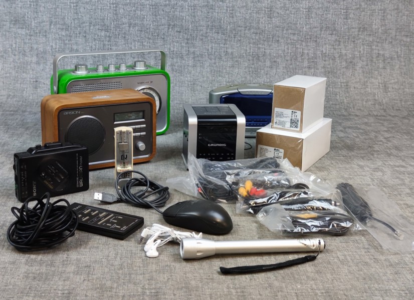 Diverse elektronik. Bl.a Radios, Sony Walkman m.m.