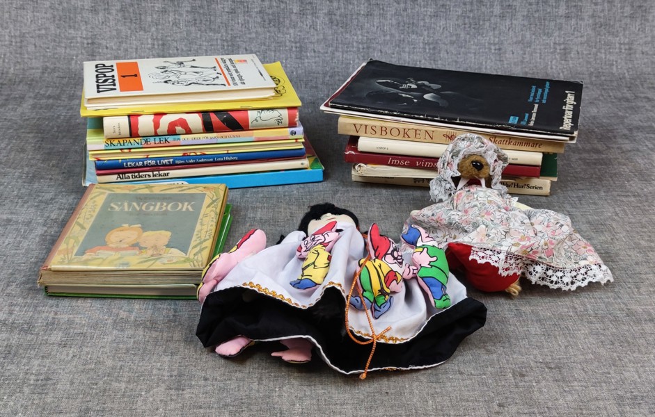 Diverse vis & barnböcker, samt 2 vänddockor.