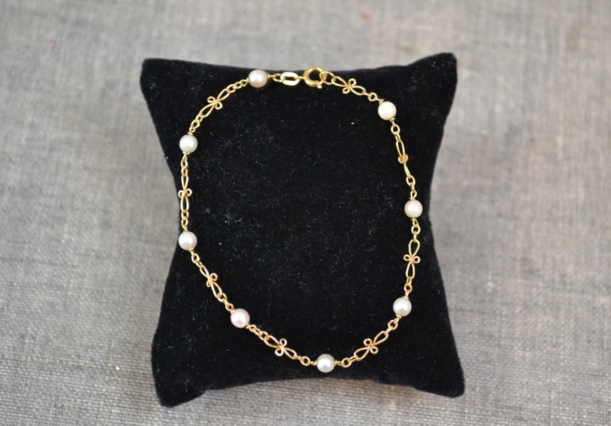 Armband. 18K Guld, Vikt 2,58 gram inkl pärlor, syratestat.