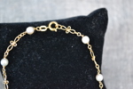 Armband. 18K Guld, Vikt 2,58 gram inkl pärlor, syratestat.