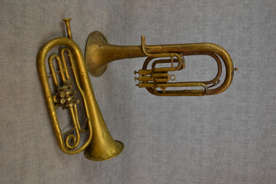 2 Blåsinstrument. Mässing, 1800/1900-talet.