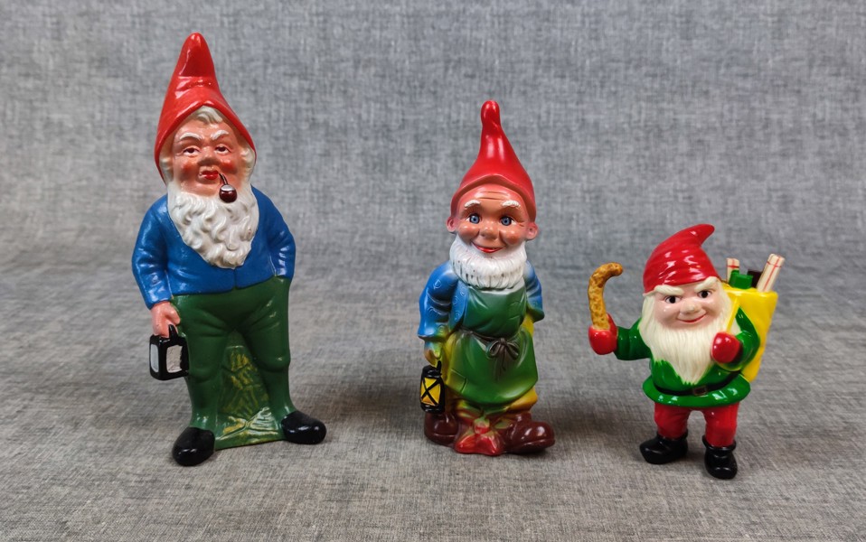 2 Tomtar. Keramik tomte Gräfenroda, Plasttomte ZEHO & Plasttomte Karen Kjaersgaard.