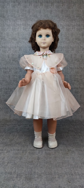 Stor äldre docka. "Bella".