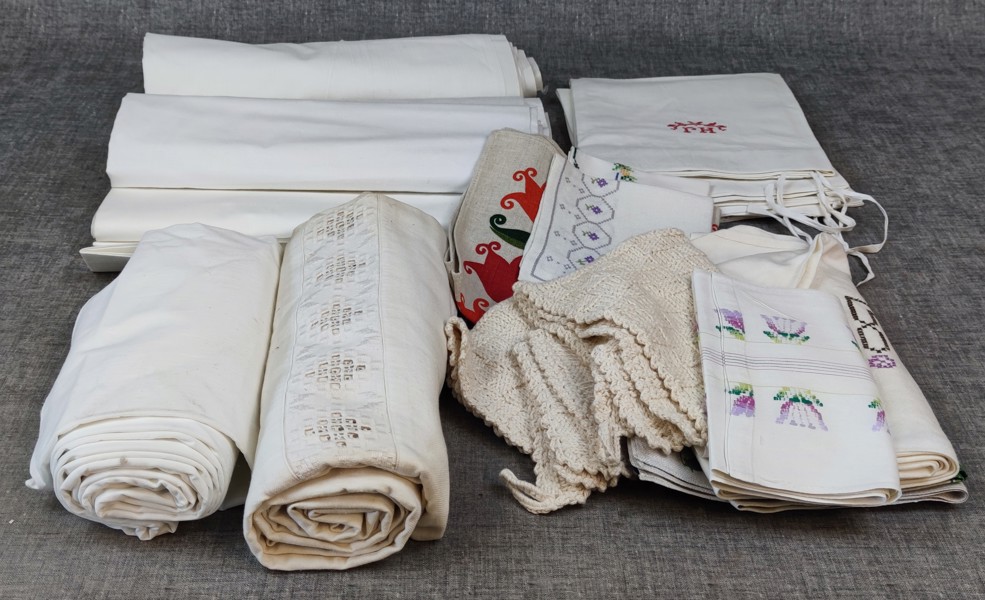 Diverse textil. Mestadels lakan.