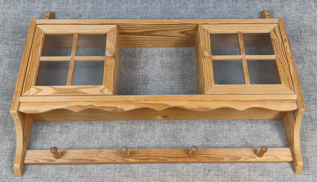 Vägghylla med skjutdörrar. Furu