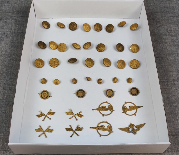 Knappar & märken. Järnvägsrelaterat.