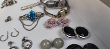 Diverse Bijouterier & 2 Damur. Bl.a något i silver m.m.
