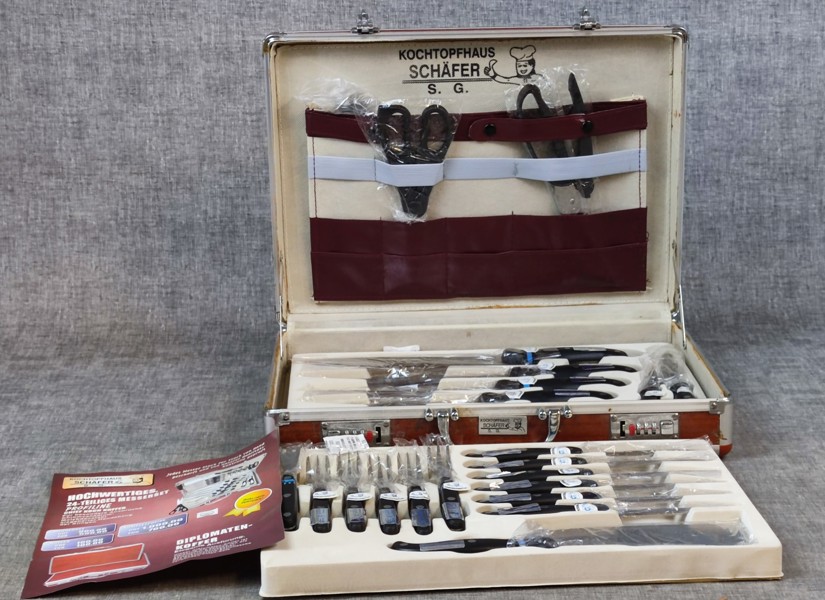 Kochtopfhaus. Schäfer, S.G. Låda med bestick, köksredskap, Knivar m.m.