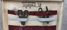 Kochtopfhaus. Schäfer, S.G. Låda med bestick, köksredskap, Knivar m.m.