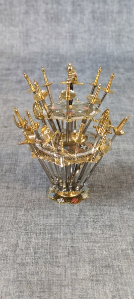 24 Cocktailpinnar i ställ, form av svärd. Emaljerad dekor.