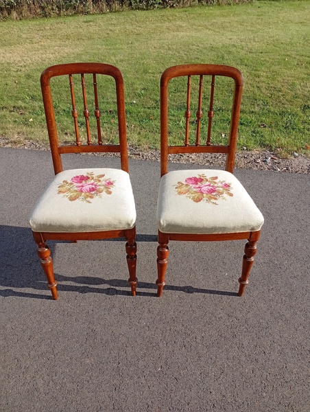 2 Stolar med broderade dynor.