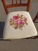 2 Stolar med broderade dynor.
