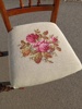 2 Stolar med broderade dynor.