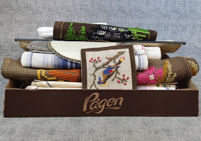 Diverse textil. Mestadels dukar.