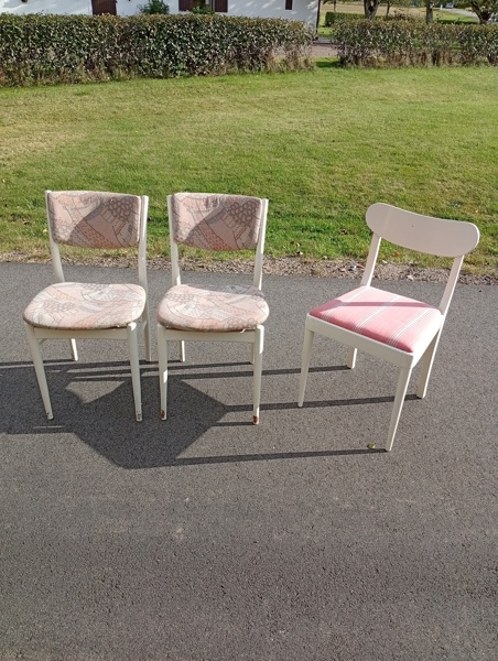 3 Vitmålade stolar. 2+1