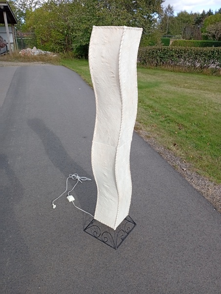 Golvlampa. Svängd, 3 ljuskällor.