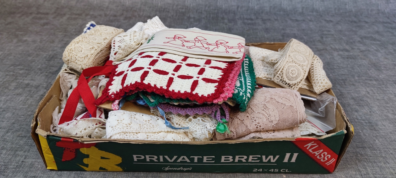 Diverse textil. Mestadels spets.