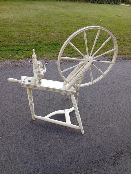 Spinnrock, vitmålad. Allmoge.