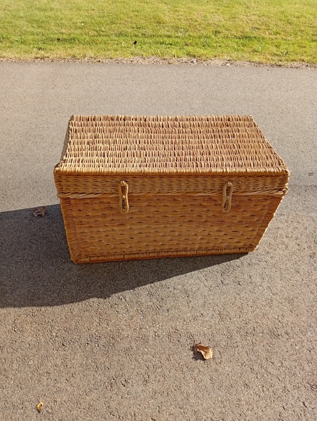 Kista i korg.