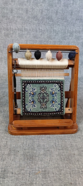 Minivävstol med matta.