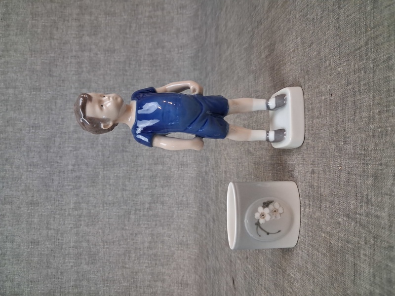 BING & GRÖNDAL. Figurin & Cigaretthållare.