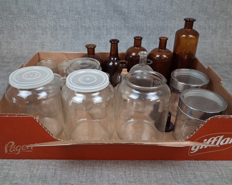 Diverse glasburkar & glasflaskor.