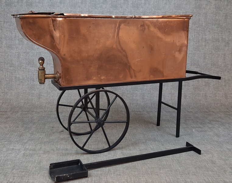 Vattenbehållare, Koppar. På ställning.