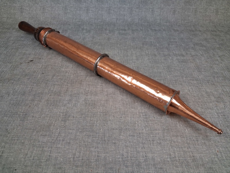 Brandspruta. Koppar & trä.