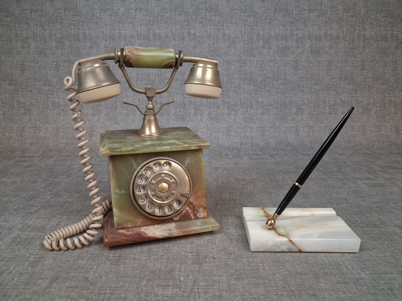Telefon, Onyx & Reservoarpenna på marmorplatta.