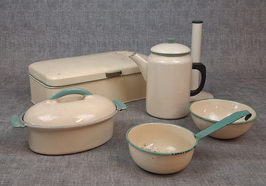 Diverse emaljerat, mestadels Kockums.