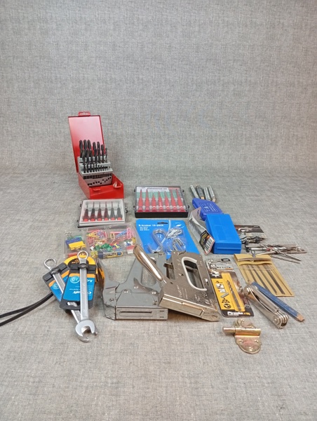 Diverse verktyg.  Bl.a Skruvmejslar & borr m.m.