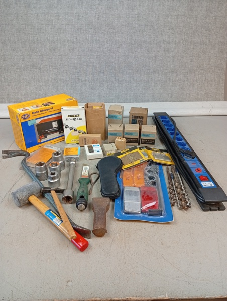 Diverse verktyg, skruv & spik.