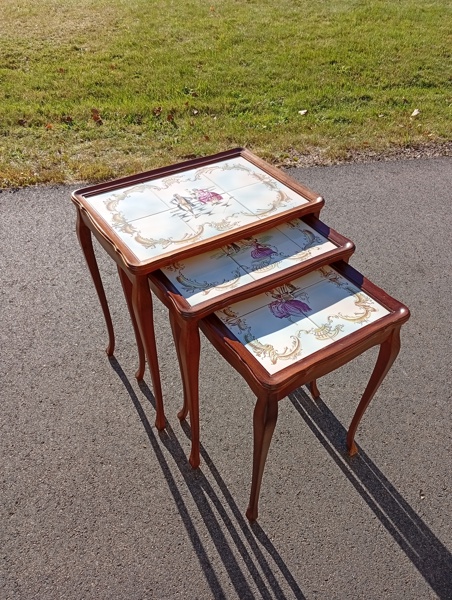 Satsbord. 3 Delar med kakelplattor. Rokoko stil. Edmund.