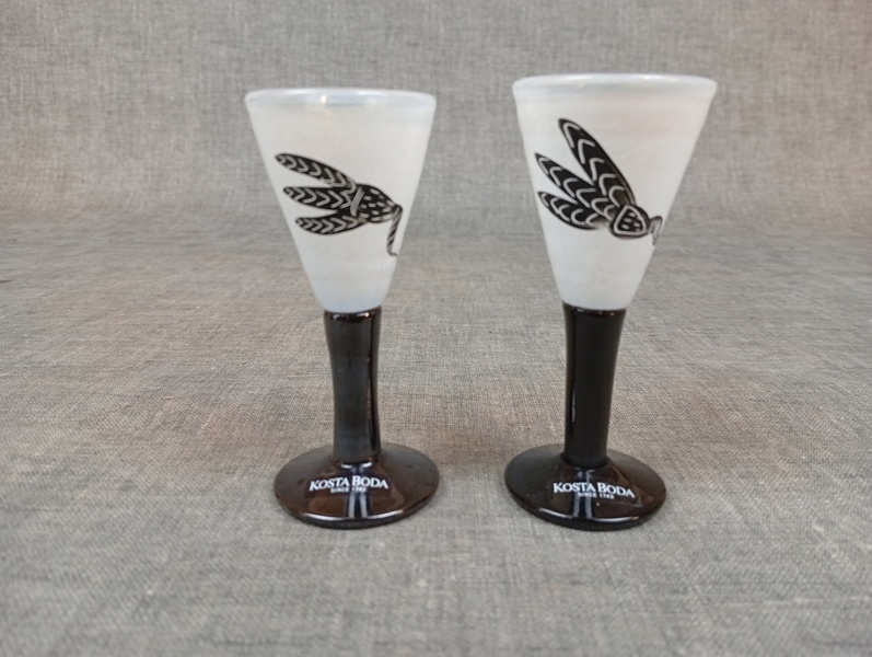 ULRICA HYDMAN-VALLIEN. 2 Snapsglas "Caramba", Kosta Boda, Signerad.