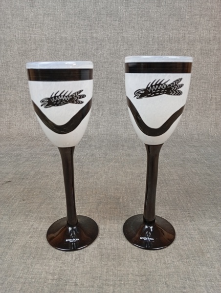ULRICA HYDMAN-VALLIEN. 2 Vinglas, " Caramba", Kosta Boda. Signerad.
