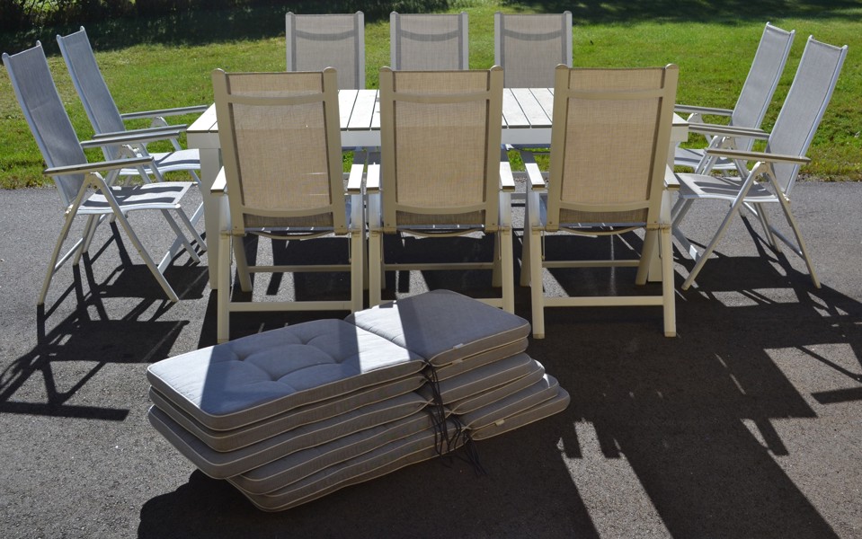 TRÄDGÅRDSMÖBLER. 10 Stolar, bord med iläggsskivor & 6 dynor.