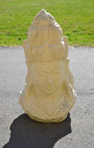 Trädgårdsskulptur. Hinduiska Gudinnan Lakshmi, betongliknande material, ihålig.