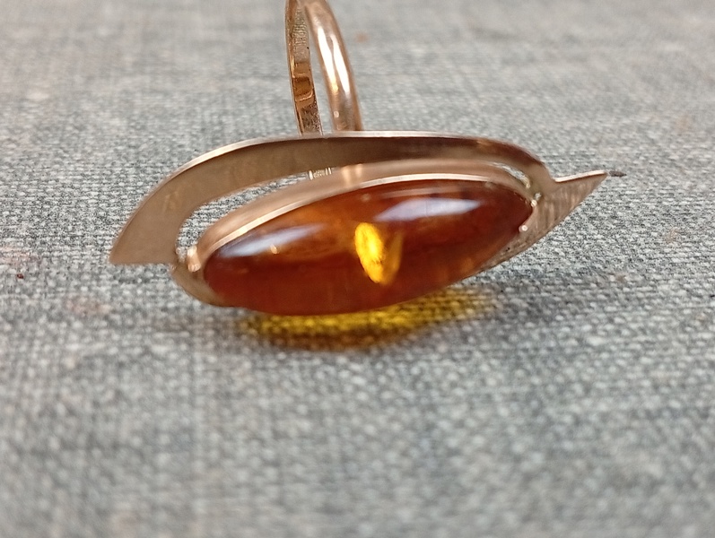 Ring. 14K guld med bärnsten. Vikt 2,30gram utan sten, Syratestad.