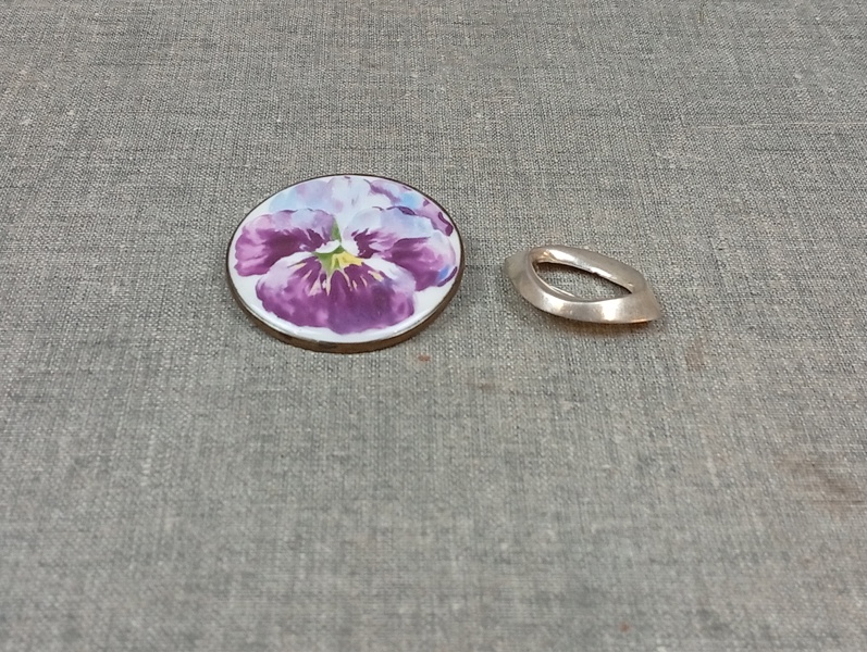 2 Broscher, Silver 28,19gram Inkl keramikplatta.