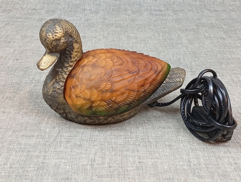 Bordslampa. Bronserad metall med polykront glas, i form av and.